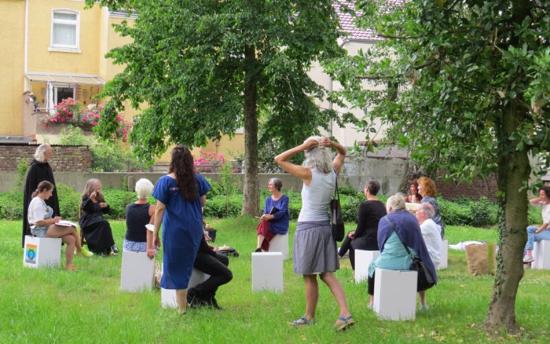 Figurentheater-Kolleg: Maskenfest im Park