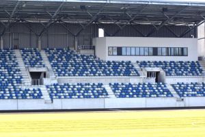 In der neuen Westtribüne befindet sich auch das neue Funktionsgebäude, das. u.a. VIP-Logen beheimatet. Foto: Peter Mohr