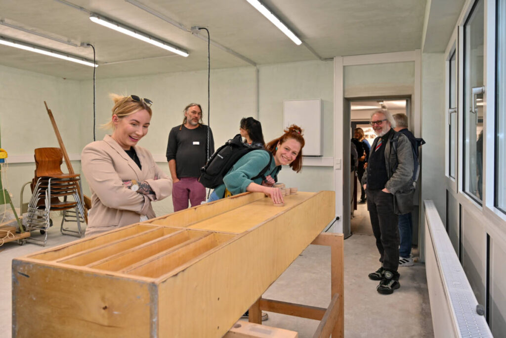 Einen Blick in den praktischen Bereich der Jugendwerkstatt warf Bezirksbürgermeister Henry Donner. Foto: Stadt Bochum, Lutz Leitmann