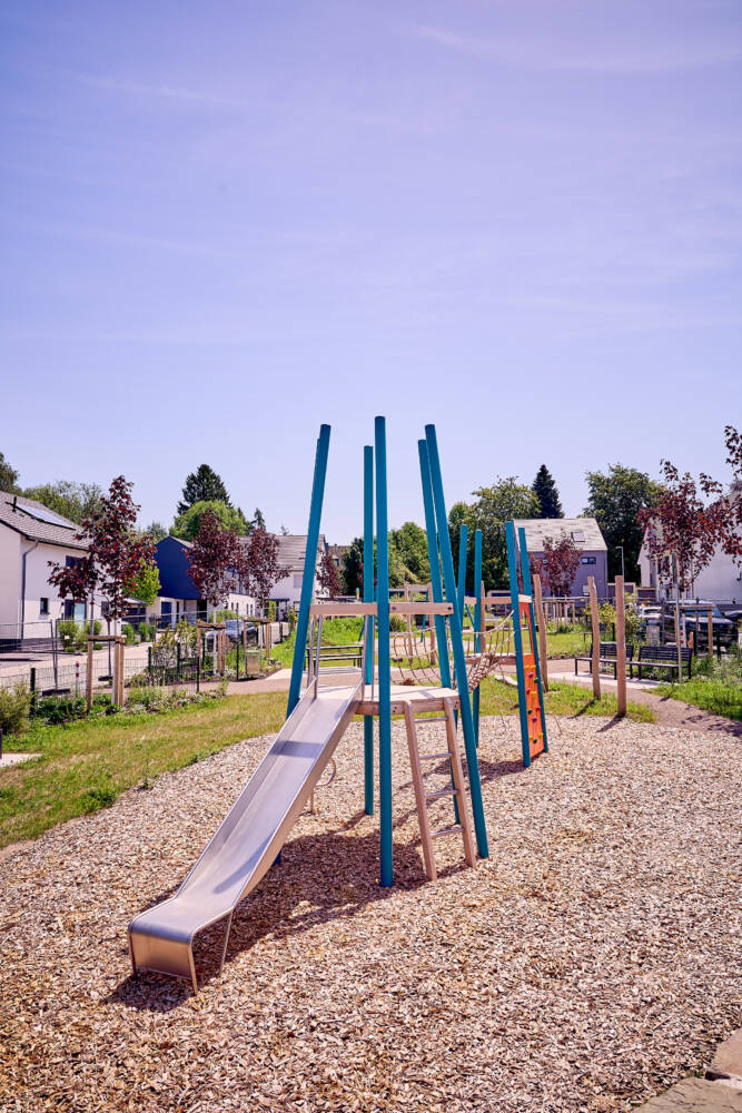 So sieht der neue Spielplatz an der Schleiermacherstraße aus. Die Anlage bietet vielfältige Spiel- und Aufenthaltsmöglichkeiten für Kinder, Familien und Anwohnende. Foto: Dennis Yenmez/Stadt Bochum