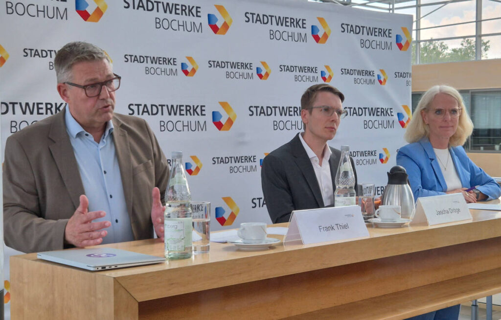 Auf der Bilanzpressekonferenz des Unternehmens freuen sich das Geschäftsführerduo Elke Temme (r.) und Frank Thiel (l.) über einen Gewinn von rund 105 Millionen Euro. Foto: Eberhard Franken