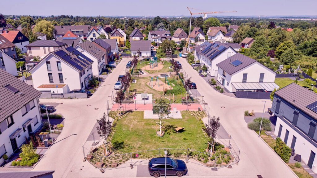 So sieht der neue Spielplatz an der Schleiermacherstraße aus. Die Anlage bietet vielfältige Spiel- und Aufenthaltsmöglichkeiten für Kinder, Familien und Anwohnende. Foto: Dennis Yenmez/Stadt Bochum