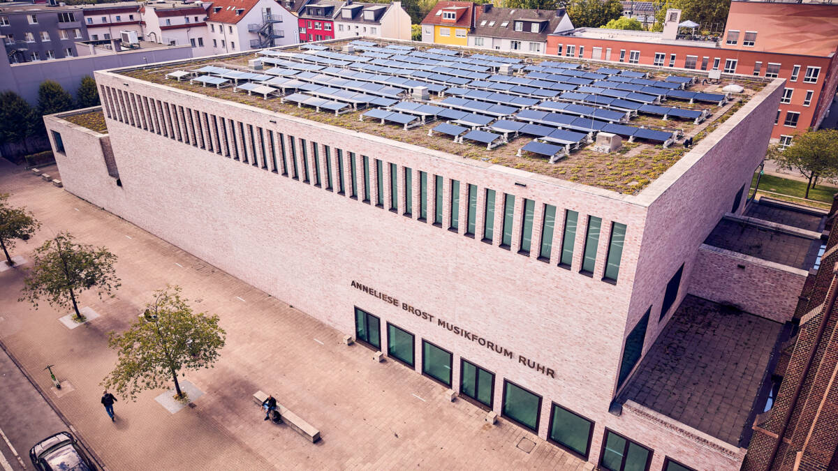 Rund 40 Prozent des Strombedarfs des Musikforums sollen mit der neuen Photovoltaikanlage gedeckt werden. Foto: Dennis Yenmez/Stadt Bochum