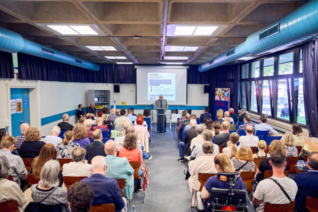 Die Wanderausstellung des Deutschen Bundestags in der Volkshochschule Bochum informiert über Aufgaben, Arbeitsweise und Geschichte des Parlaments. Foto: Dennis Yenmez / Stadt Bochum