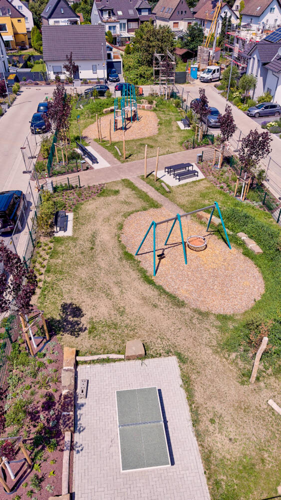 So sieht der neue Spielplatz an der Schleiermacherstraße aus. Die Anlage bietet vielfältige Spiel- und Aufenthaltsmöglichkeiten für Kinder, Familien und Anwohnende. Foto: Dennis Yenmez/Stadt Bochum