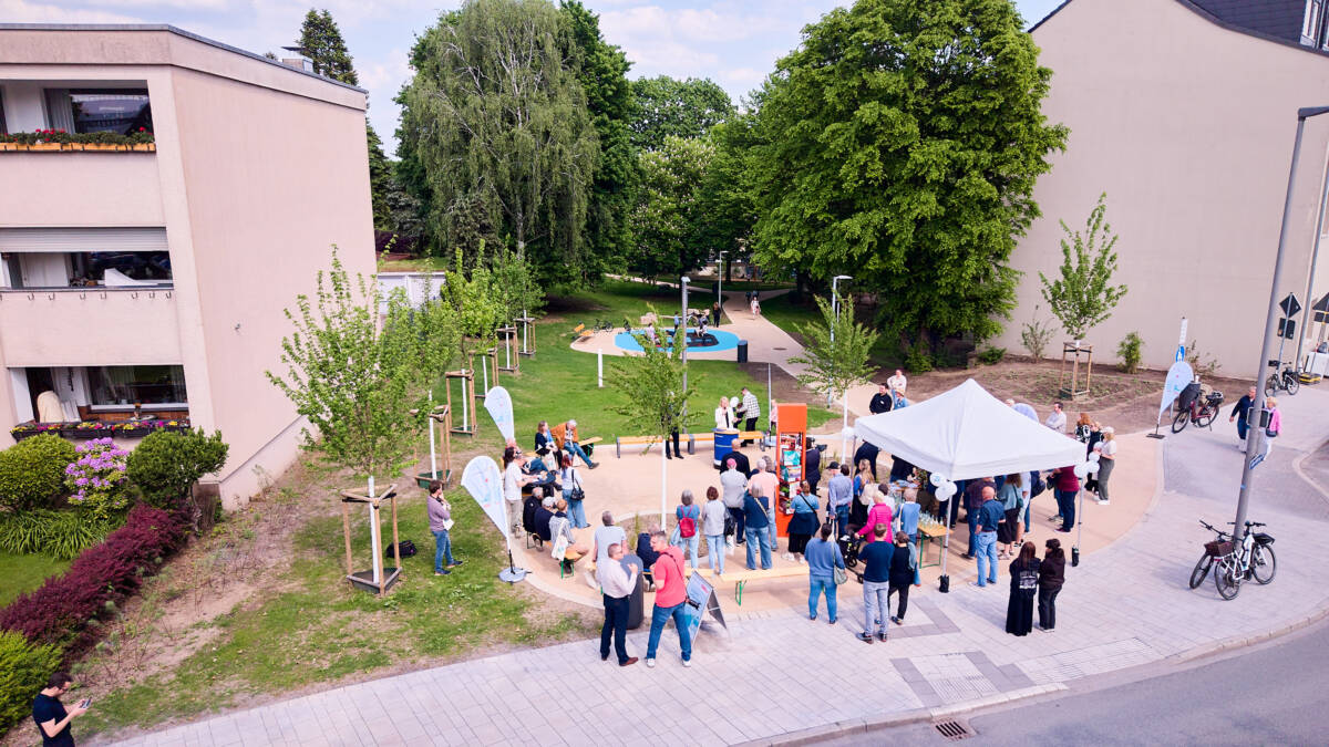 Oberbürgermeister Jörg Lukat eröffnete gemeinsam mit Staatssekretärin Sabine Poschmann die modernisierte Grünverbindung „Auf dem Kreuz“ in Bochum-Laer. Im Rahmen des bundesweiten Tags der Städtebauförderung fand zuvor ein Stadtteilspaziergang durch Laer statt. +++ Foto: Dennis Yenmez/Stadt Bochum