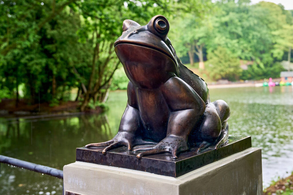 Fridolin sieht fast so aus wie der erste Frosch, der 1936 aufgestellt wurde. Foto: DYenmez / Stadt Bochum