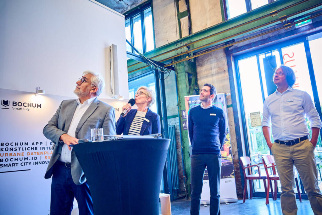 Beim „Stadtlabor zu Besuch XL“ ziehen Oberbürgermeister Jörg Lukat, CDO Denes Kücük und das Smart-City-Team Bilanz aus fünf Jahren 