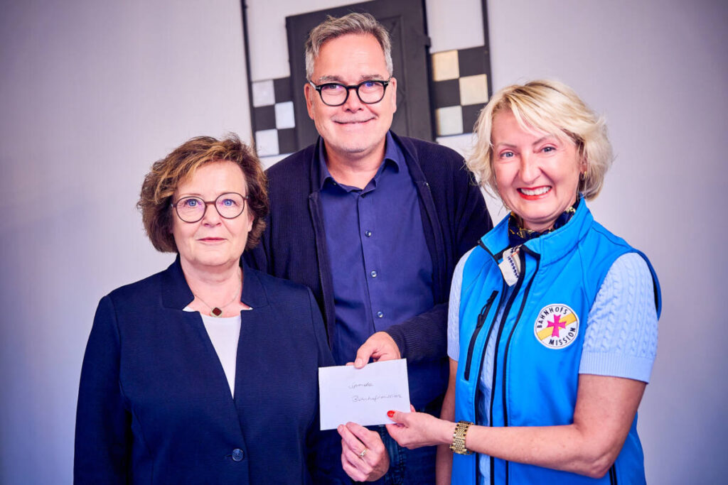 1.000 Euro für die Bahnhofsmission kamen beim Volksfest zusammen. Das Foto zeigt Bezirksbürgermeisterin Barbara Menke (SPD), Caritasdirektor Alexander Mauer sowie Daria Sengüner, Leiterin der Bahnhofsmission bei der Spendenübergabe. Foto: Dennis Yenmez/Stadt Bochum
