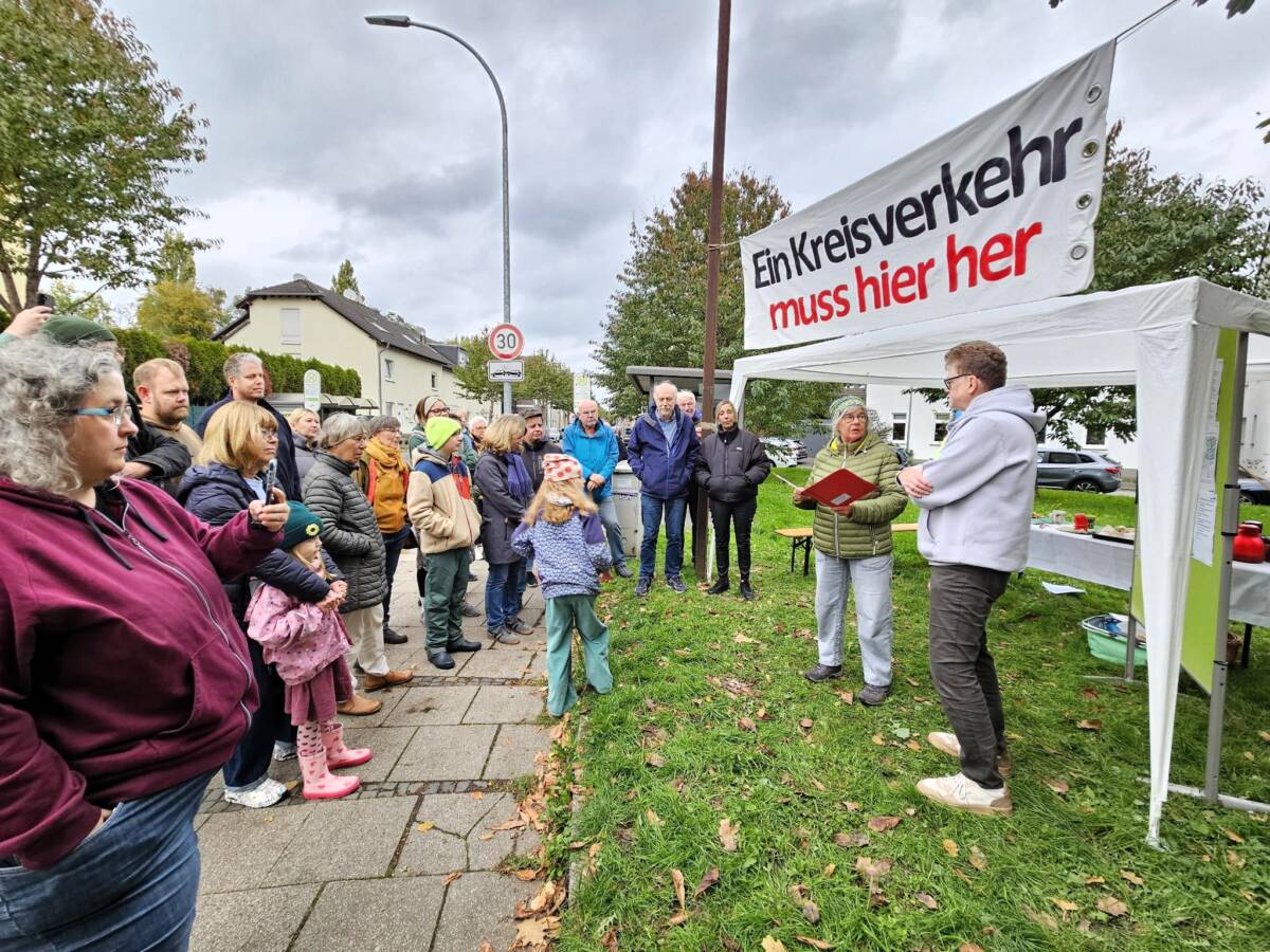 Am Mittwoch trafen sich die Anwohner mit Bezirksbürgermeister Dirk Meyer an der Kreuzung. Fotos: Malte Engelsberg
