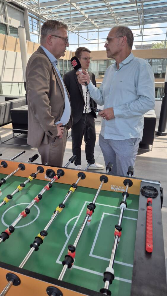 hallobo.life-Herausgeber Björn Pinno im Gespräch mit Frank Thiel (gemeinsam mit Elke Temme Geschäftsführer der Stadtwerke Bochum). Foto: Eberhard Franken