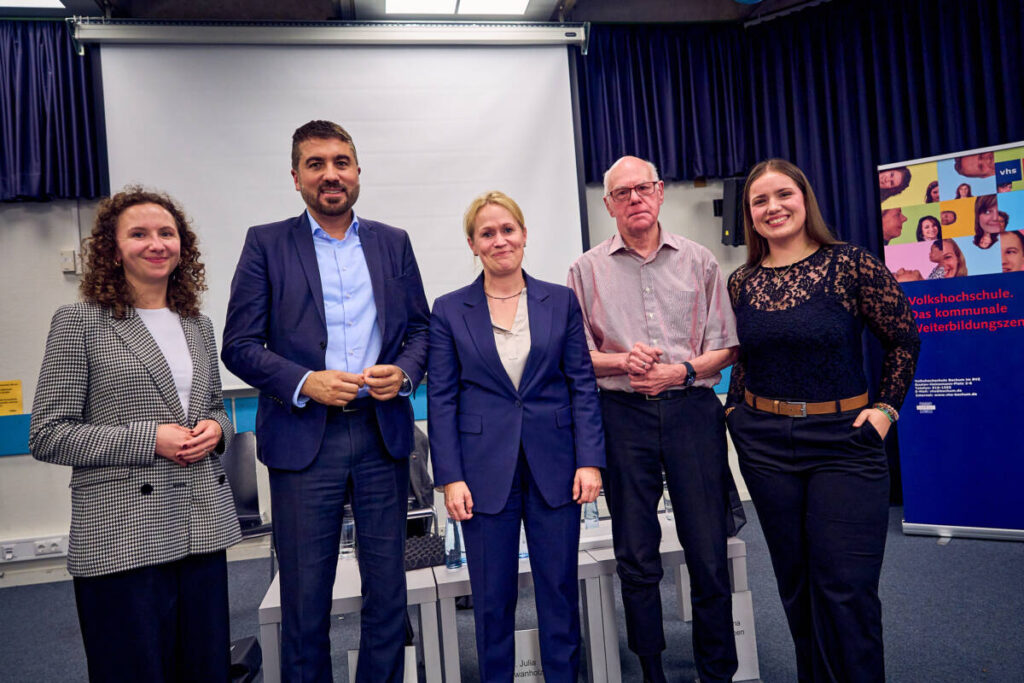 Die Wanderausstellung des Deutschen Bundestags in der Volkshochschule Bochum informiert über Aufgaben, Arbeitsweise und Geschichte des Parlaments. Foto: Dennis Yenmez / Stadt Bochum