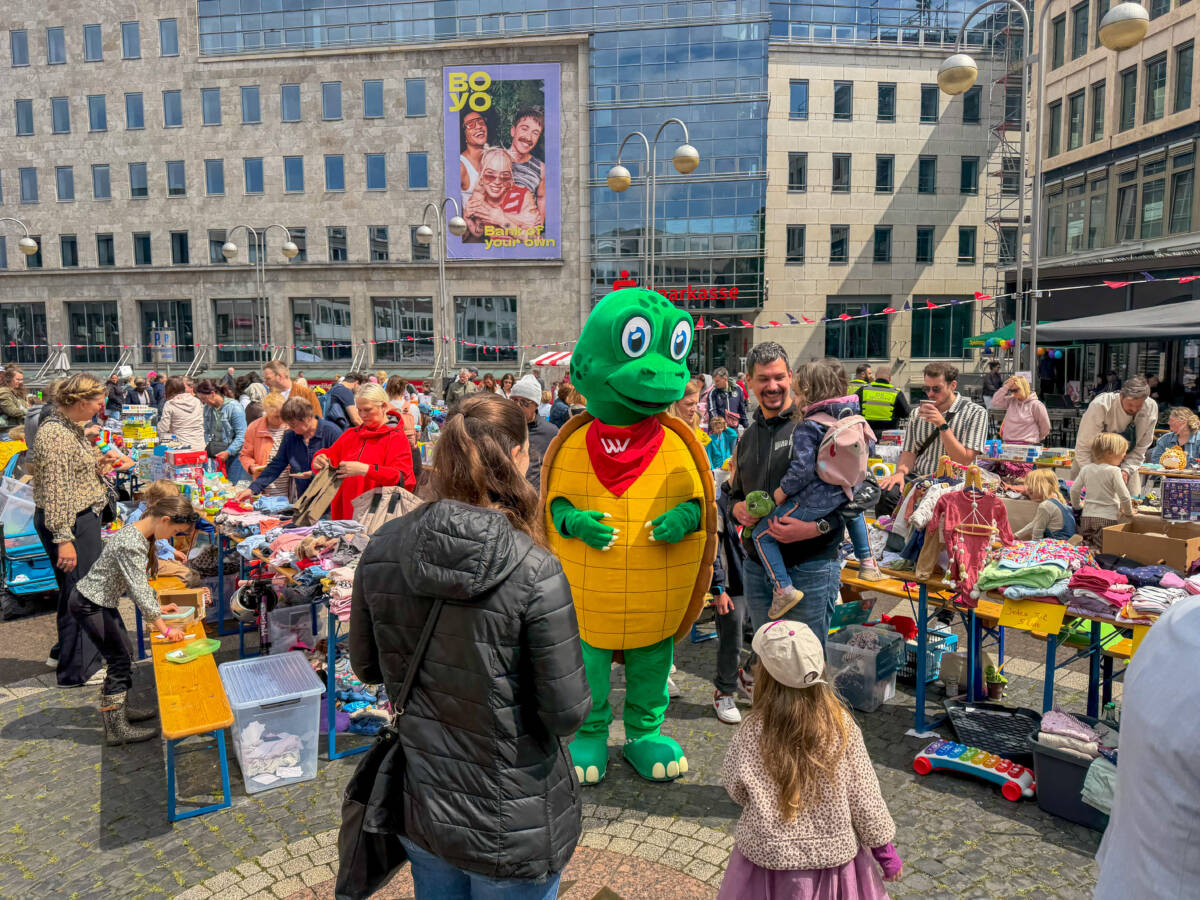 Erfolgreiche Premiere auf dem Dr.-Ruer-Platz: Zahlreiche Familien und junge Händler machten den 4. GWV-Kinderflohmarkt zu einem lebendigen Treffpunkt in der Bochumer Innenstadt. (Quelle: schüngelschwarz GmbH)