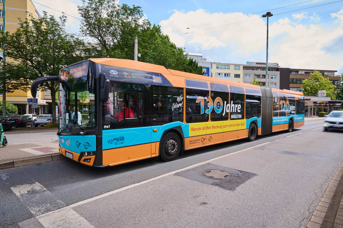 130 Jahre Bogestra: Eine Fahrt im Jubiläumsbus, hier an der Haltestelle August-Bebel-Platz in Wattenscheid, ist ein einmaliges Kunsterlebnis. Foto: BOGESTRA/Deutscher
