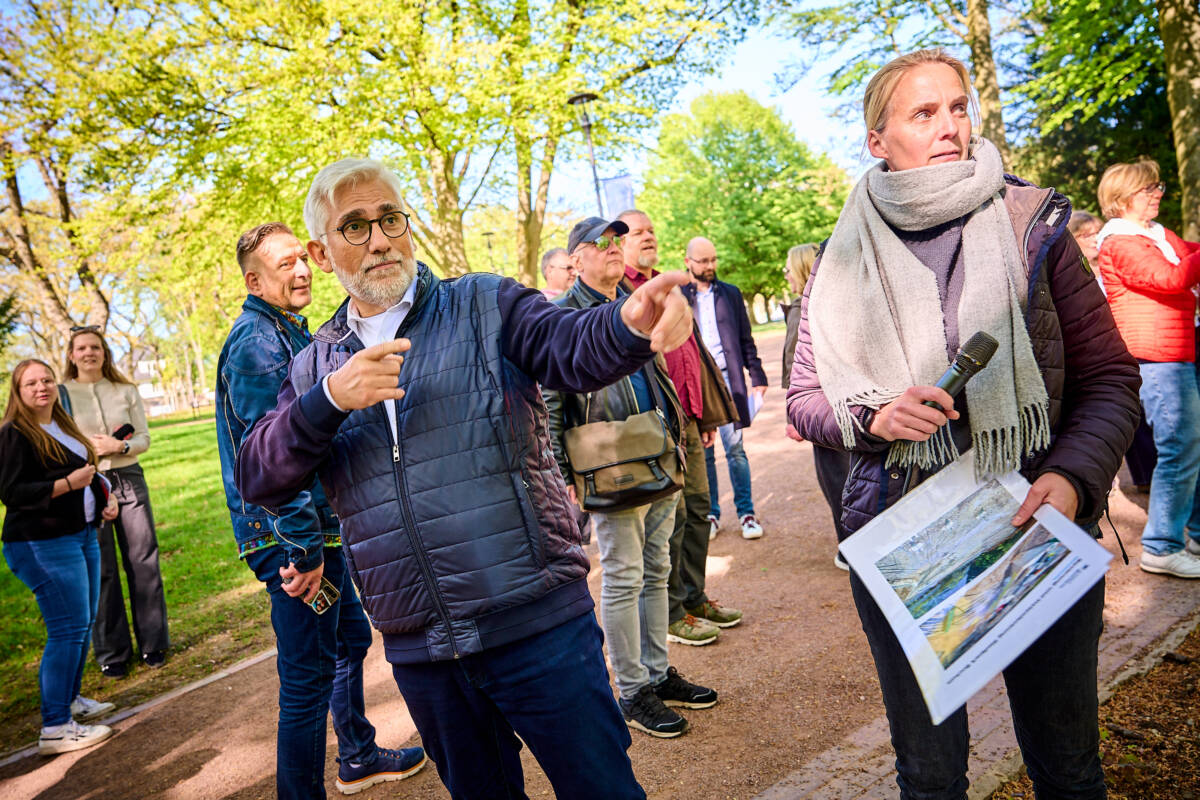 Bochums Oberbürgermeister Jörg Lukat führte eine Gruppe Bürgerinnen und Bürger durch den Stadtpark Bochum und zeigte den Fortschritt der Arbeiten. Foto: Stadt Bochum, DYenmez