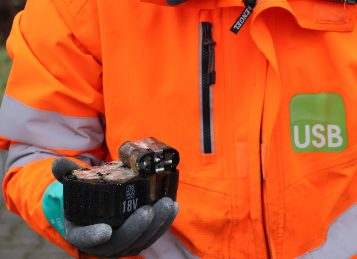 So sieht ein beschädigter Werkzeug-Akku aus, der am USB-Wertstoffhof abgegeben wurde. So ein Akku gehört in fachkundige Hände. Auf keinen Fall in den Restmüll. Foto: USB