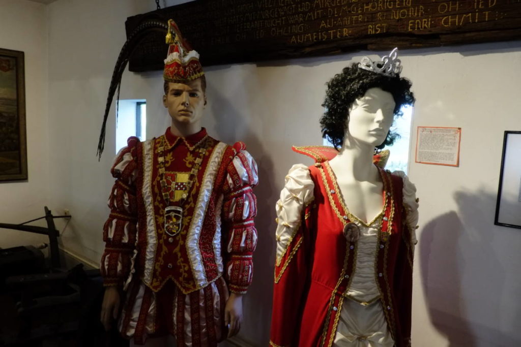 Alte Karnevalskostueme im Heimatmuseum 1