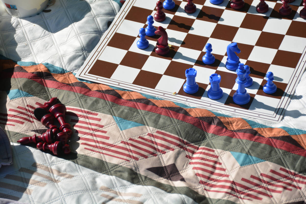 Der „Bad at Chess Club“ in Bochum bietet niederschwelliges Schachtraining und offenes Schachspiel mit elektronischer Musik an. Foto: Arpi Grigoryan