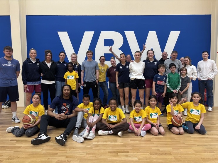 Der Nachwuchs hat die Begegnung mit den VfL AstroStars, VfL AstroLadies und VfL SparkassenStars genossen. Foto: VBW