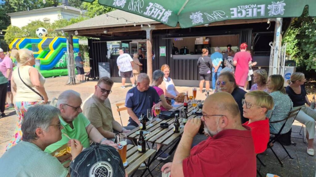 Die Eröffnung des neuen Biergartens am Ümminger See war gut besucht. Foto: Eberhard Franken
