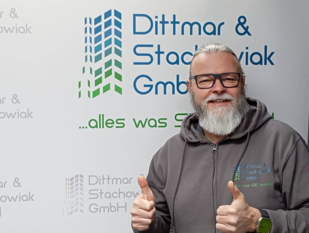 Michael Dittmar kümmert sich jeden Monat bei den Lohnabrechnungen auch um die Abrechnung des Monatsticket für die Azubis.