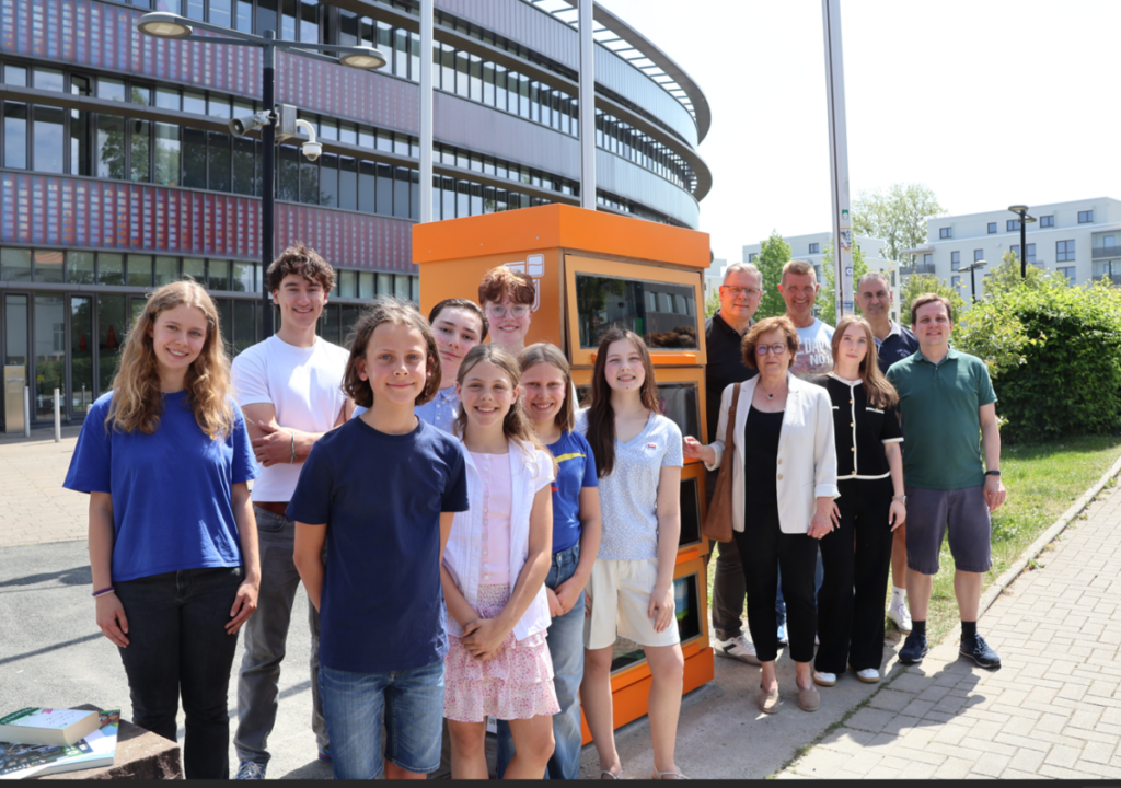 Zur Eröffnung des 21. USB-Bücherschranks sprachen die Schülerinnen und Schüler Elias Zouhri, Marlene Sielert, Sofia Cebotar, Mara Ruge, Alina Batz, Emil Jona Schäfer, Mila Ruge und Titus Tarting. Forto: USB