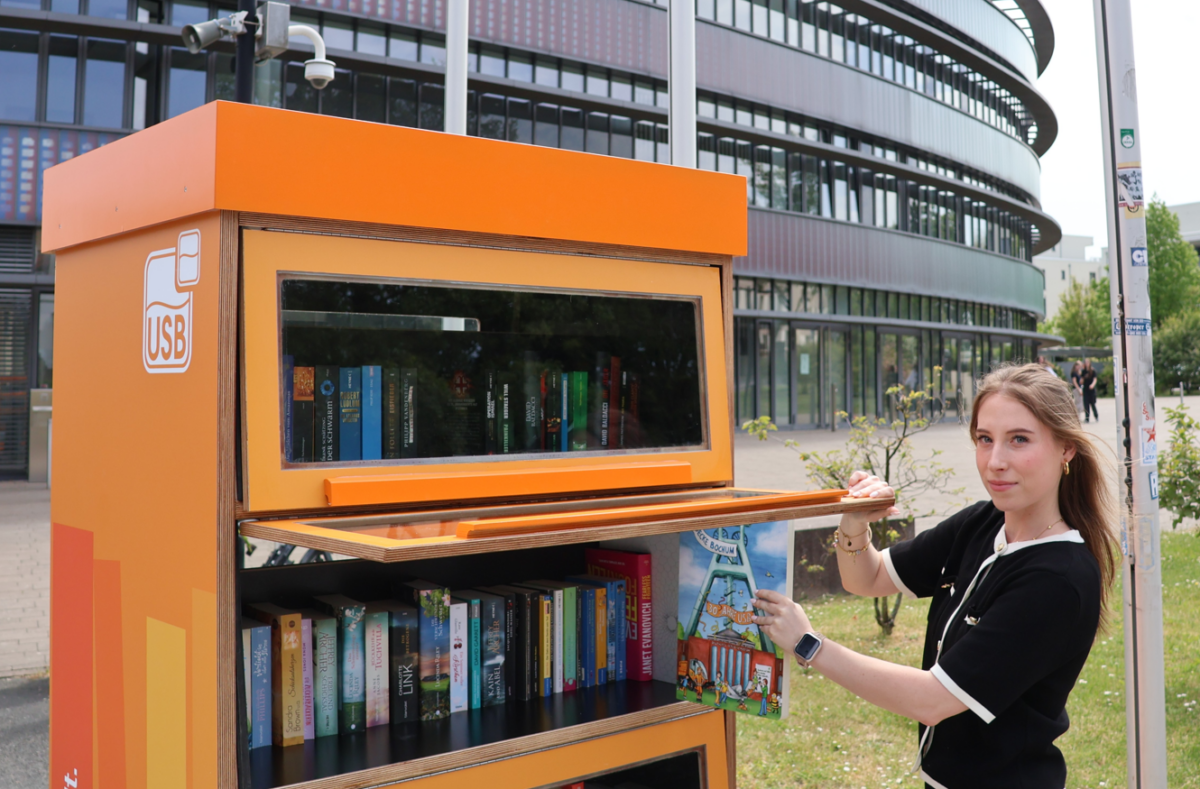 Leserratten werden ab sofort auch beim USB-Bücherschrank am Neuen Gymnasium Bochum fündig. Foto: USB