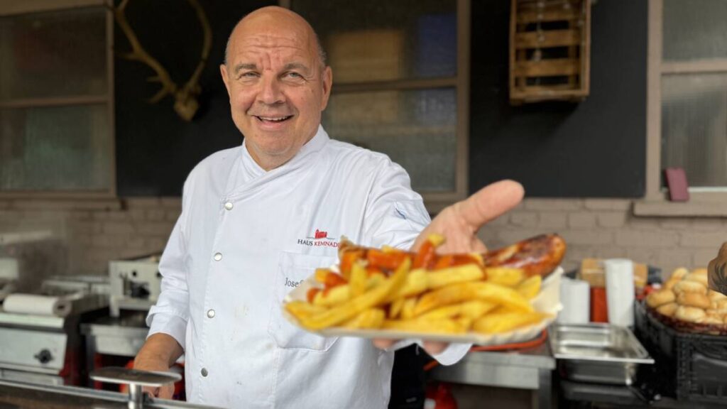 Burgherr Josef Kachel servierte Pommes und Currywurst