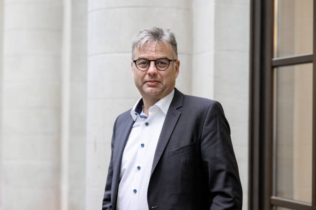 Carsten Krinke ist Mitglied der Ehrenamtlichen Naturschutzwacht der Stadt Herne und für den Gysenberg zuständig, außerdem für den Bochumer Norden. Er führt regelmäßig Pflanzaktionen mit jungen und erwachsenen Menschen durch, bringt ihnen Natur und Wald näher. Der studierte Forstwissenschaftler war von 1995 bis 2000 im höheren Forstdienst im Land Rheinland-Pfalz unter anderen am Forstamt Lahnstein tätig. Heute arbeitet er als IT-Berater. Seit 2014 lebt Carsten Krinke in Hiltrop. Er engagiert sich u.a. im NaBu.