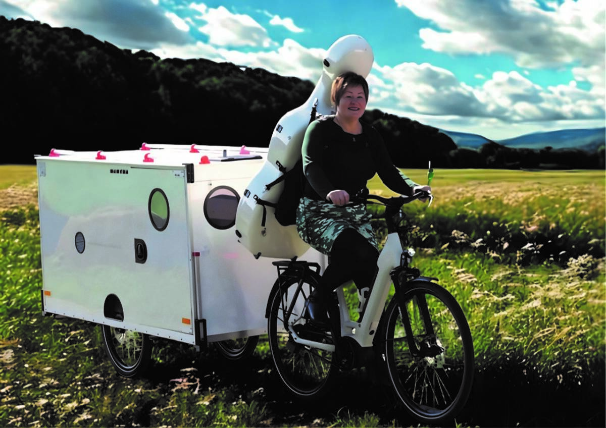 „Martha“ nennt die Cellistin ihren Fahrrad-Wohnanhänger. Er ist Transportmittel, Rückzugsort und Mini-Bühnenlogistik in einem. Foto: Katja Zakotnik