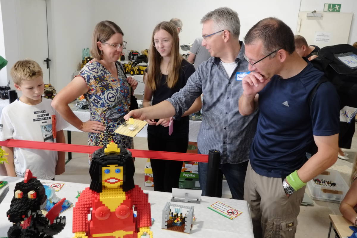 Harpener stellt beim Sommerfest der Bib der Dinge seine Lego-Kreationen aus