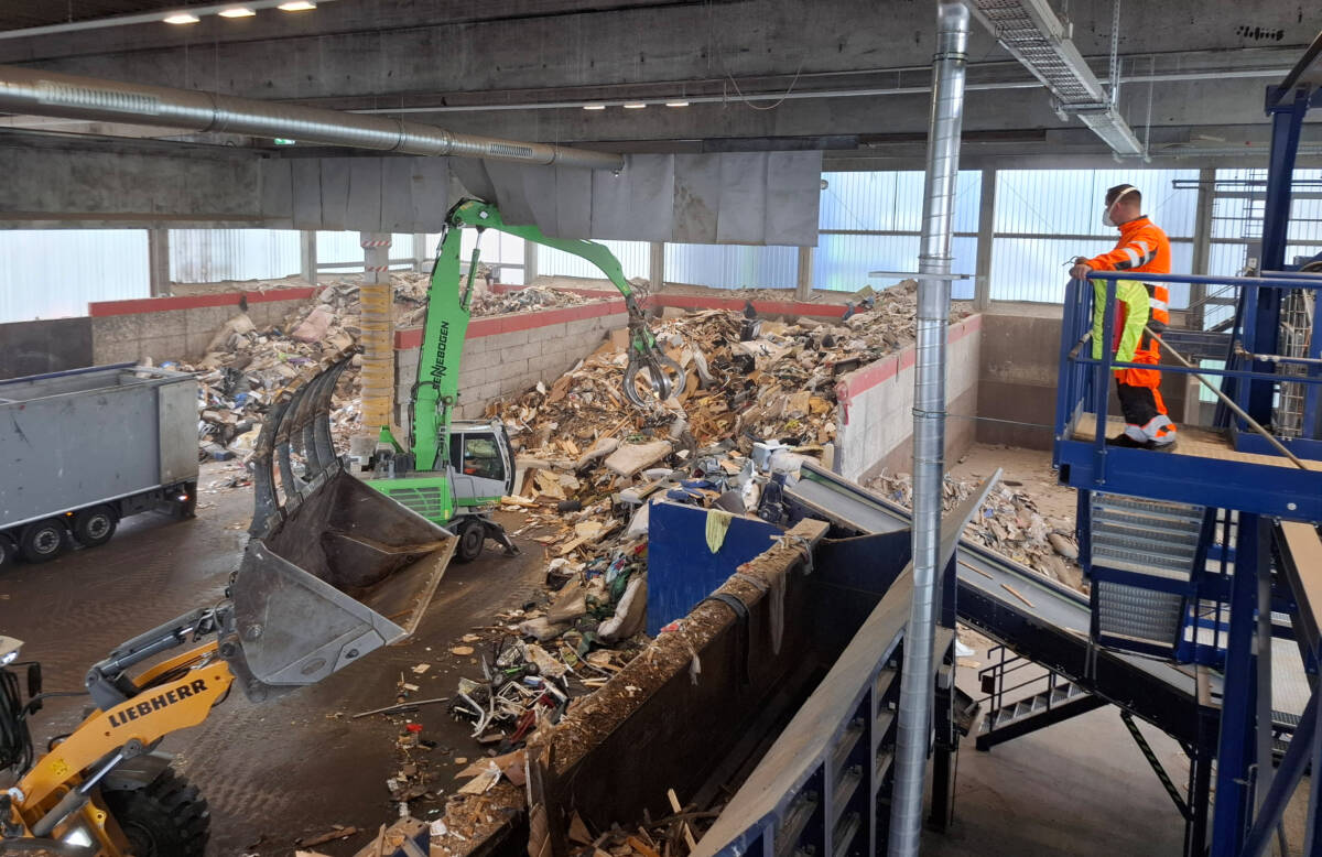 Es gibt beispielsweise einen Einblick in die Sortieranlage EKOCityCenter. Die Plätze bei der Rundfahrt sind heißt begehrt. Foto: USB