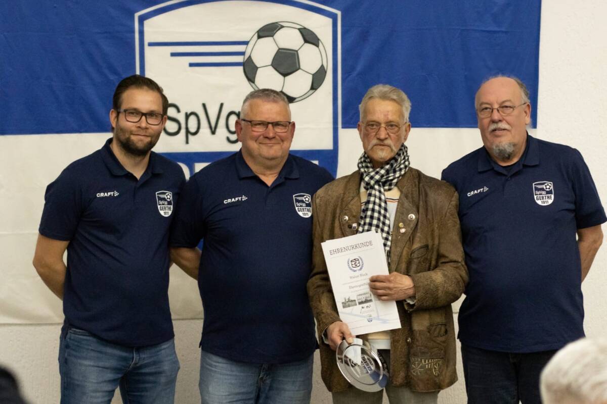 Das Urgestein der Spielvereinigung wurde bei der Jahreshauptversammlung ausgezeichnet. Das Foto zeigt von links: Sven Schroers (Jugendleiter), Arnd Most (Vorsitzender), Walter Block (seit 68 Jahren Mitglied und frisch ernannter Ehrenspielführer), Volker Wischmeier (Geschäftsführer).