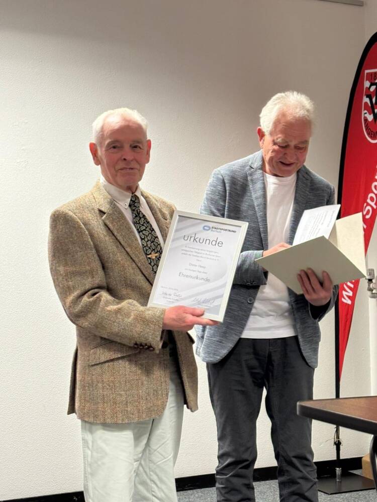Ulrich Liebert überreichte Dieter Heep (l.) die Ehrenurkunde des Stadtsportbundes. Foto: TV Langendreer 1882