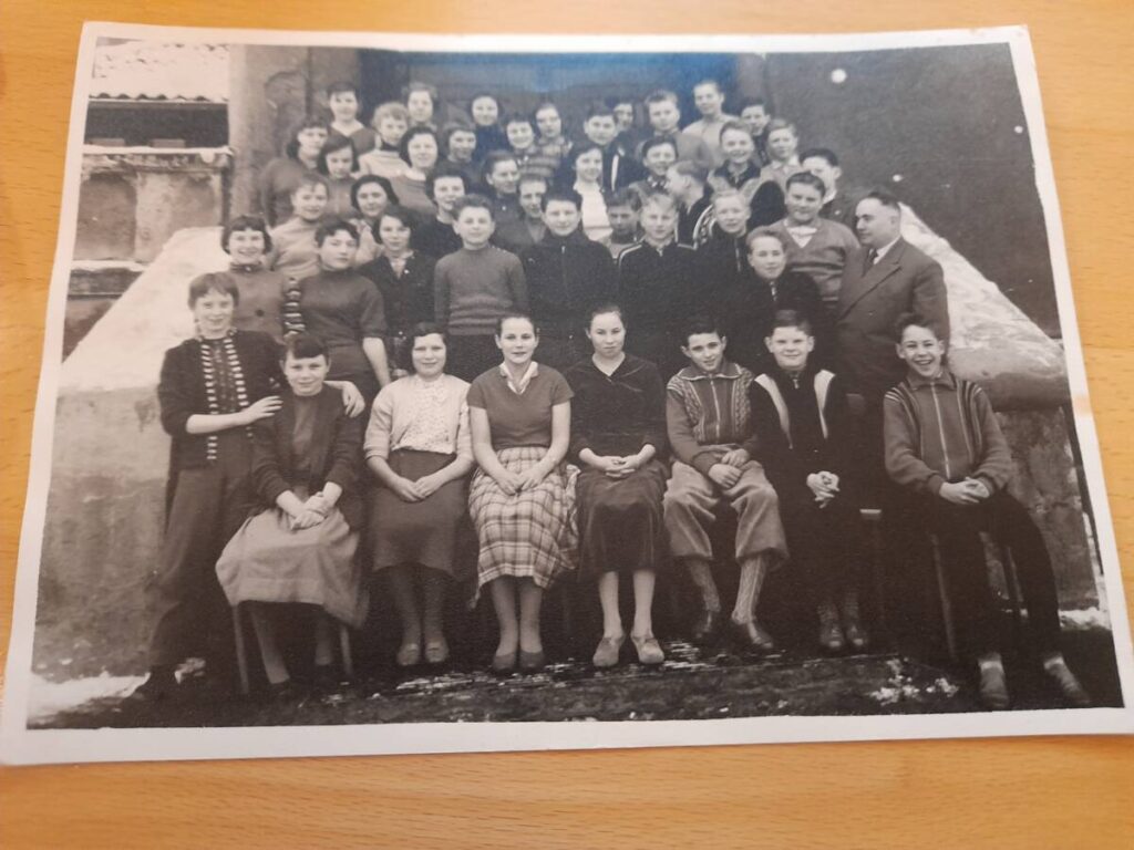 Im März 1958 wurden die Mädchen und Jungen entlassen. Rechts: Rektor Brücher, der danach in Pension ging.