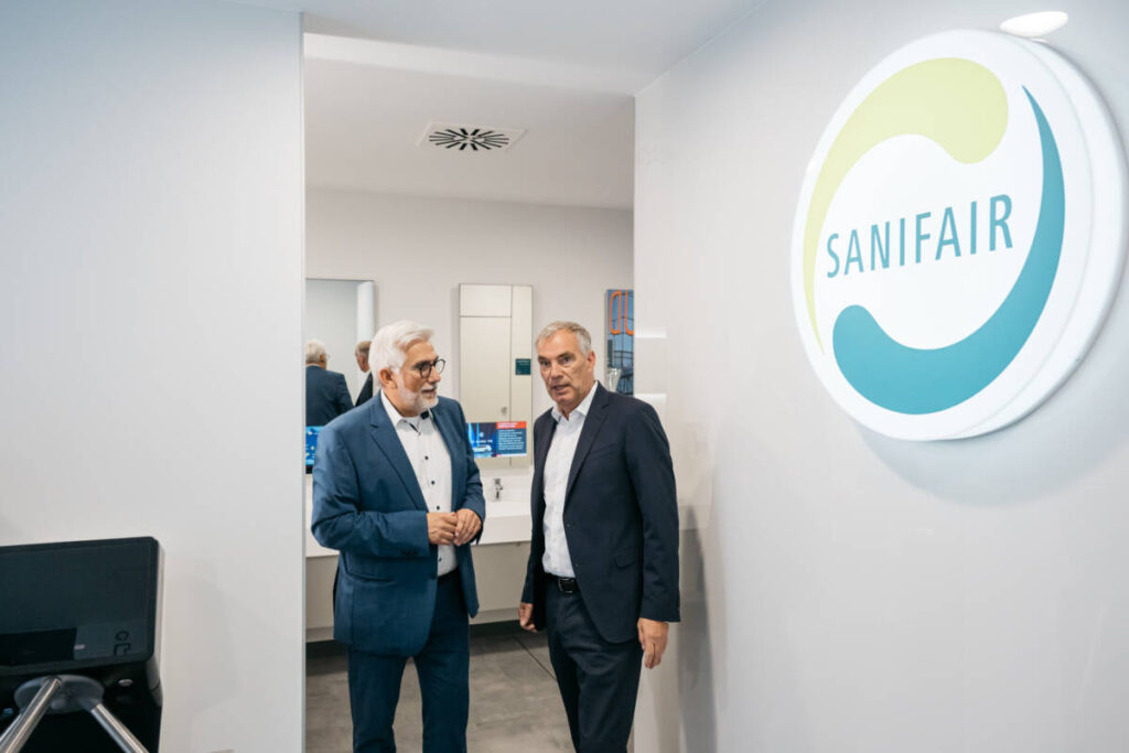 Am Freitag, 19. Juni, stellten Oberbürgermeister Jörg Lukat und SANIFAIR-Geschäftsführer Thomas Klaffke die neuen öffentlichen Toiletten vor. Foto: Daniel Sadrowski