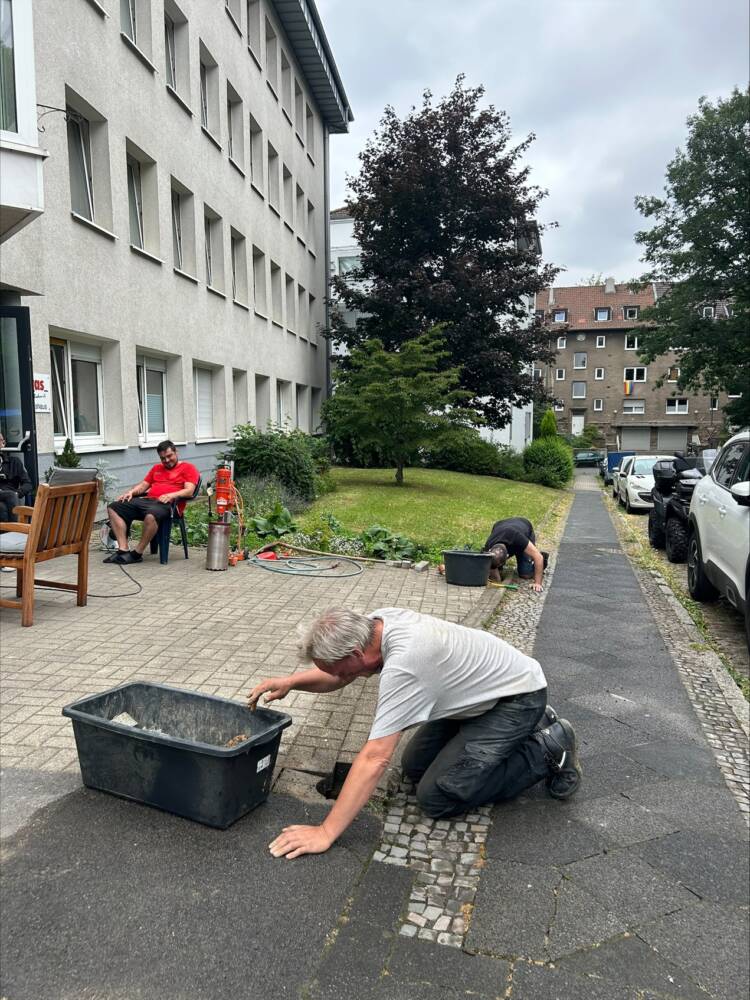 Das Fundament für das Sonnensegel wurde gelegt. Foto: Caritas Ruhr-Mitte