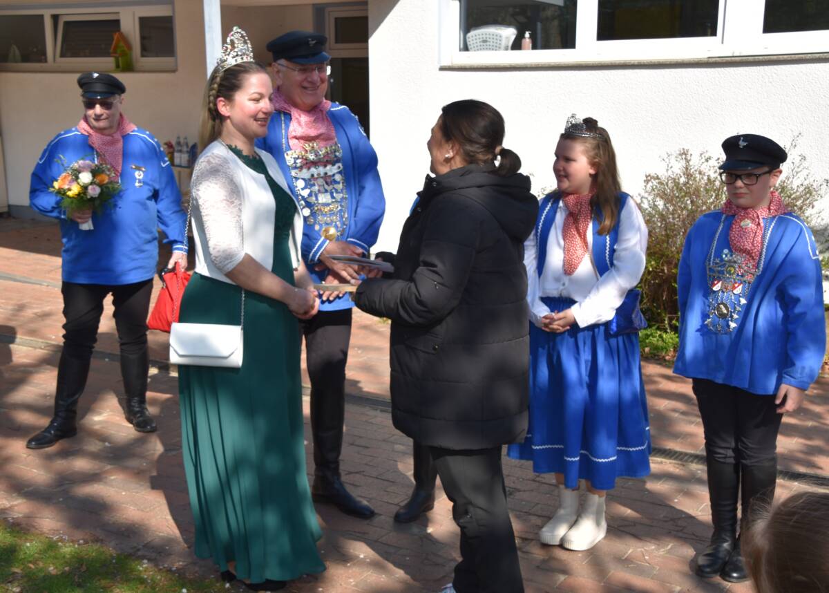 Die Gänsereiter sind willkommene Besucher: Adjutant Markus Oskamp, Hoheit Vanessa I. Stute, Majestät Wolfgang III. Wittkämper, Kinderkönigin Emmy I. Gerhold und Kinderkönig Ben I. Kaiser (v.l.). Foto: Martin Behrens