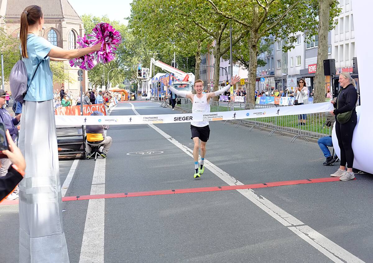 Tobias Middendorf, hier beim Zieleinlauf, hat den Stadtwerke-Halbmarathon 2026 gewonnen. Foto: TV Wattenscheid 01 / Ingo Knosowski