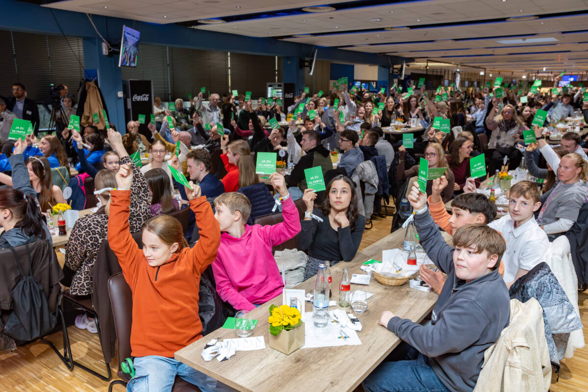 Bei der 37. Jugendsportlerehrung der Sportjugend im Stadtsportbund wurden 207 erfolgreiche Sportlerinnen und Sportler ausgezeichnet. Die gesamte Stadtwerke-Bochum-Lounge färbte sich grün als sichtbares Zeichen der Sportjugend für die Bewerbung Olympia Rhein-Ruhr. Foto: Sportjugend Bochum