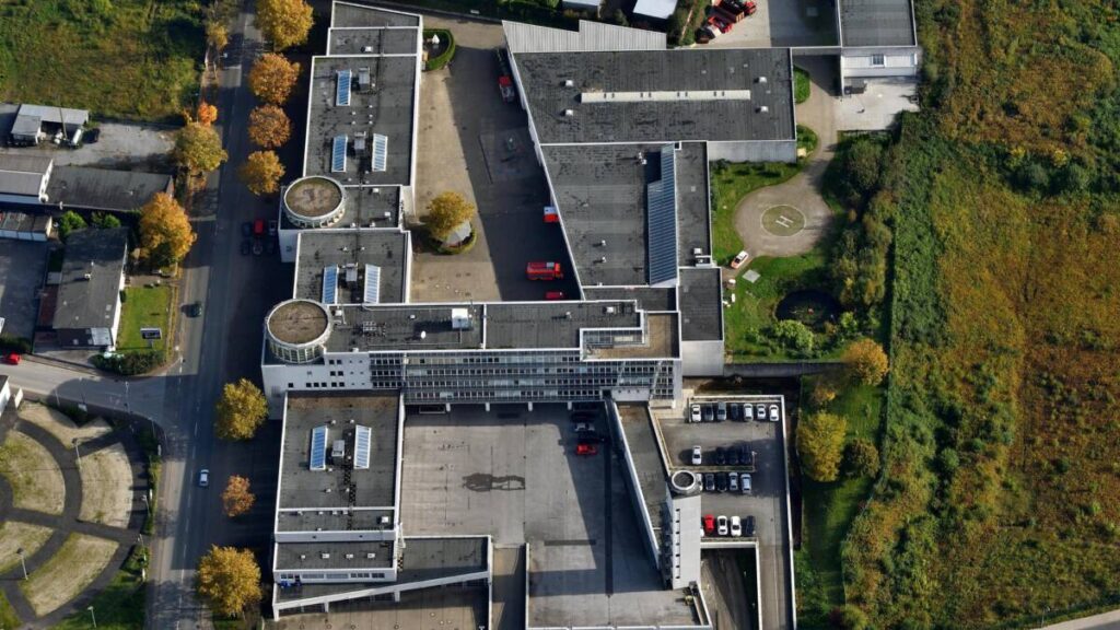 Am 5. September ist zum Jubiläum die Hauptfeuer- und Rettungswache in Werne von 10 bis 18 Uhr geöffnet. Die Luftaufnahme ist von 2017. Foto: Lutz Leitmann / Stadt Bochum