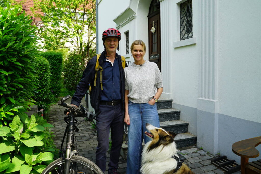 Martin Brambach und die Wienerin Christine Sommer lieben das Ruhrgebiet. Das Foto zeigt das Schauspieler-Ehepaar mit Langhaarcollie Juri in Recklinghausen. Foto: Picture Puzzle Medien GmbH