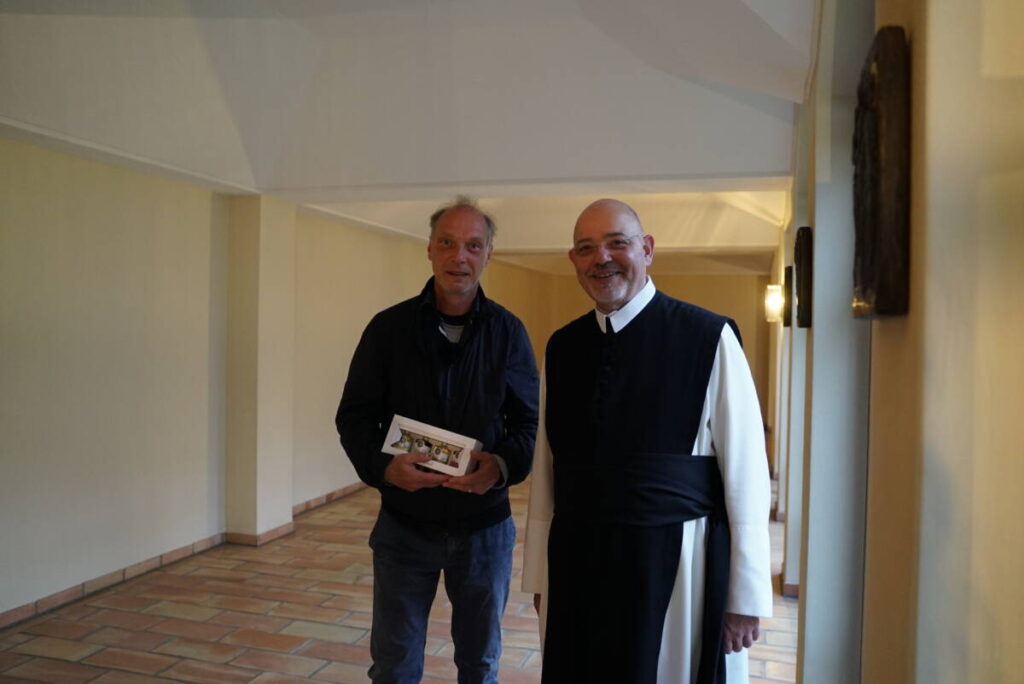Martin Brambach erfuhr im Zisterzienserkloster Stiepel in Bochum durch Pater Maurus Zerb Spannendes über das Klosterleben. Foto: Picture Puzzle Medien GmbH