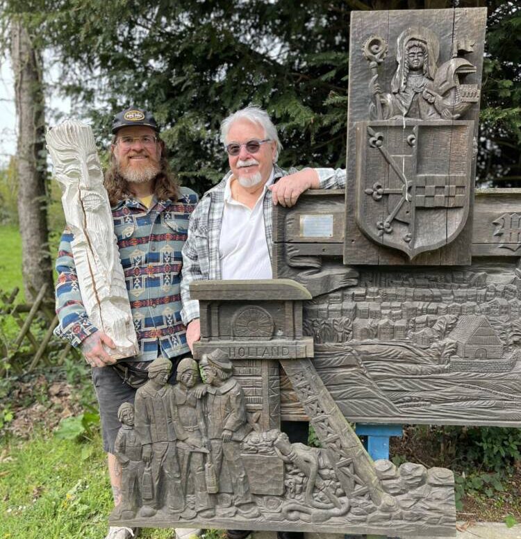 Rolf Tybusseks hölzerne Ansicht auf Wattenscheid steht im Garten vom Helfs Hof. Zur Ausstellungseröffnung im Heimatmuseum kam auch „Salle“, den er zur Kunst inspiriert hatte.