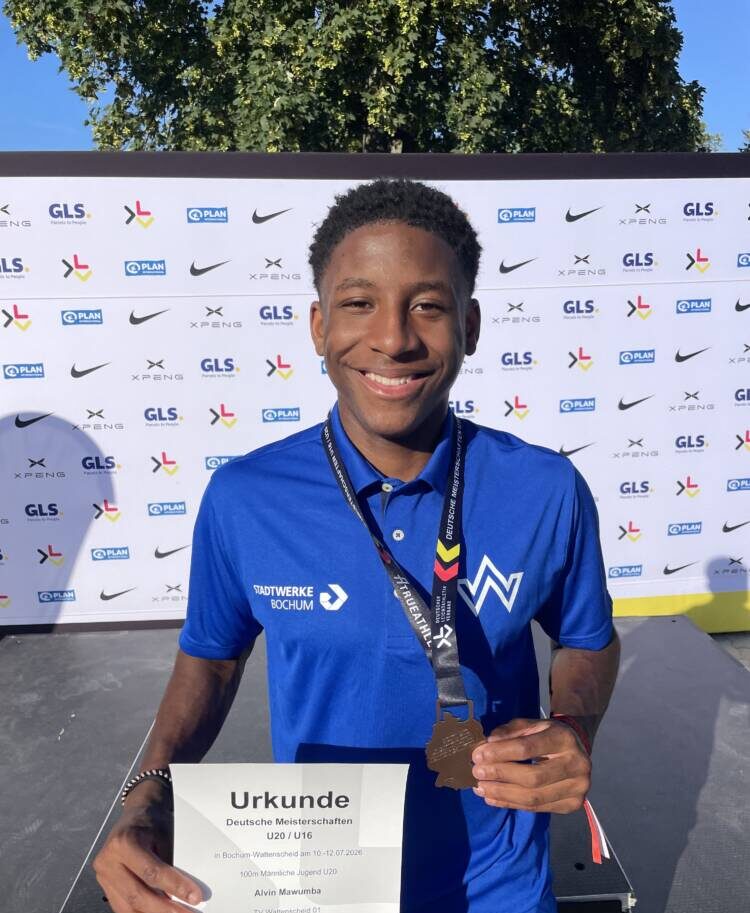 Alvin Mawumba strahlt: Über 200 Meter holte er am Sonntag die Goldmedaille in der U20-Konkurrenz – in neuer persönlicher Bestzeit von 21,32 Sekunden. Foto: TV Wattenscheid 01