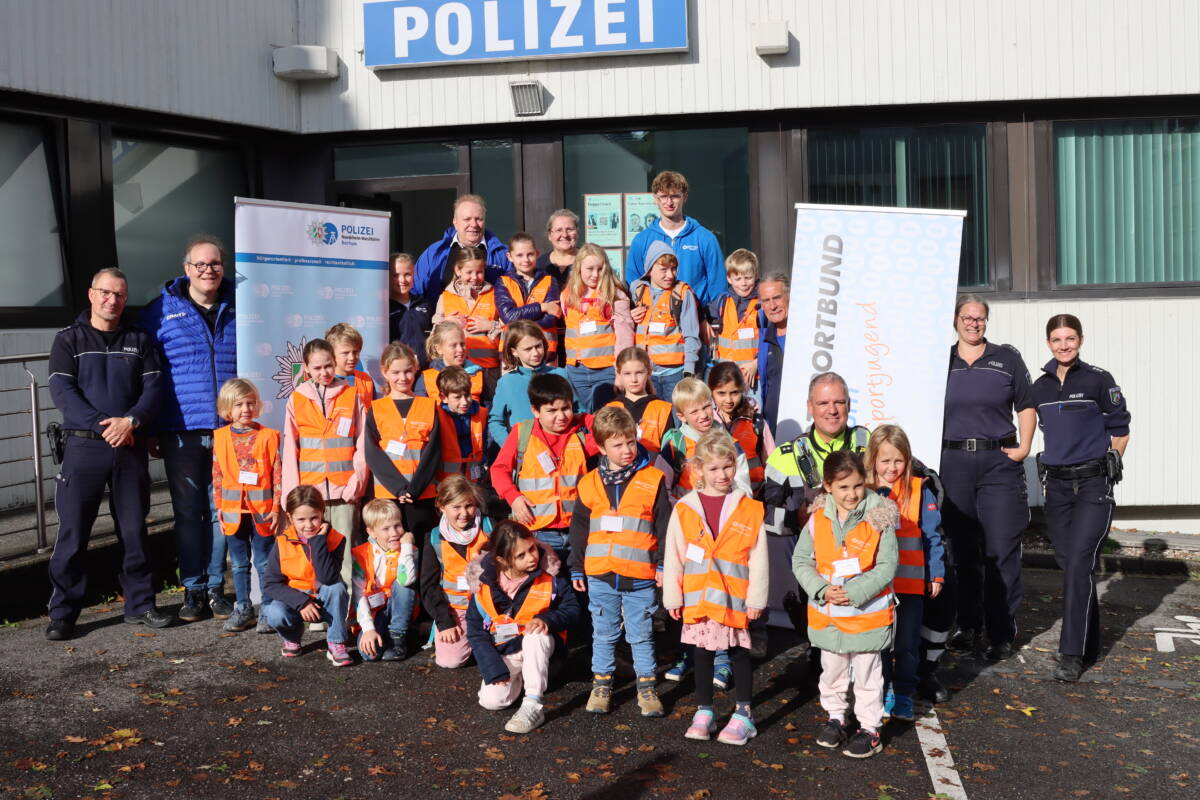 Die Mädchen und Jungen fanden die Polizeiwache West ausgesprochen spannend. Foto: Sportjugend im Stadtsportbund