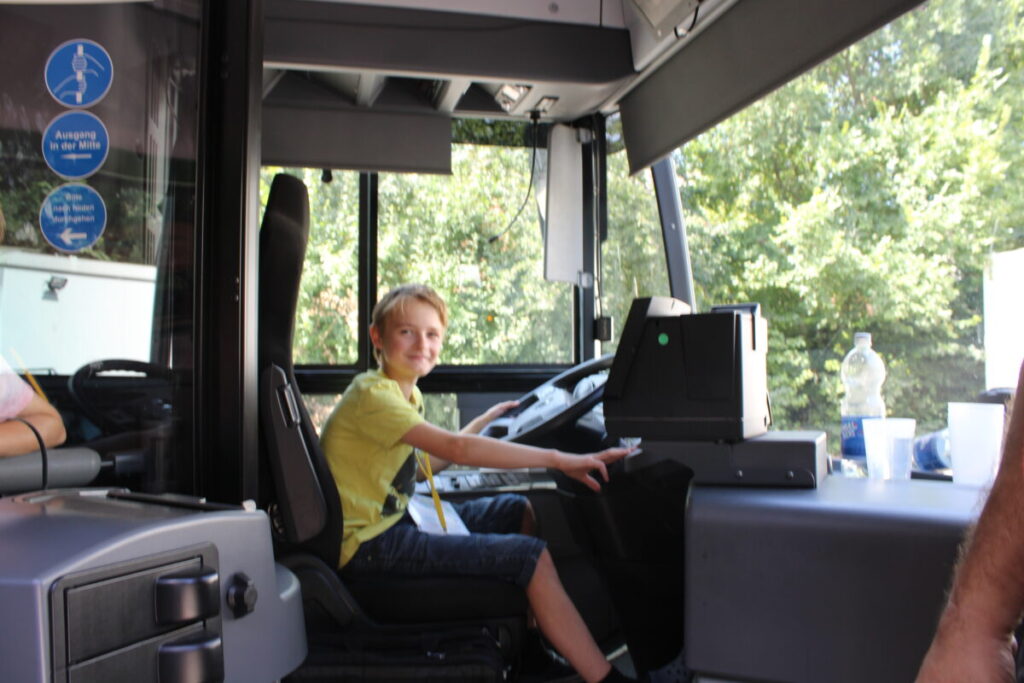 In der mobilen Busschule konnten die Kinder auch hinter dem Stuer sitzen - Bild von Chayen