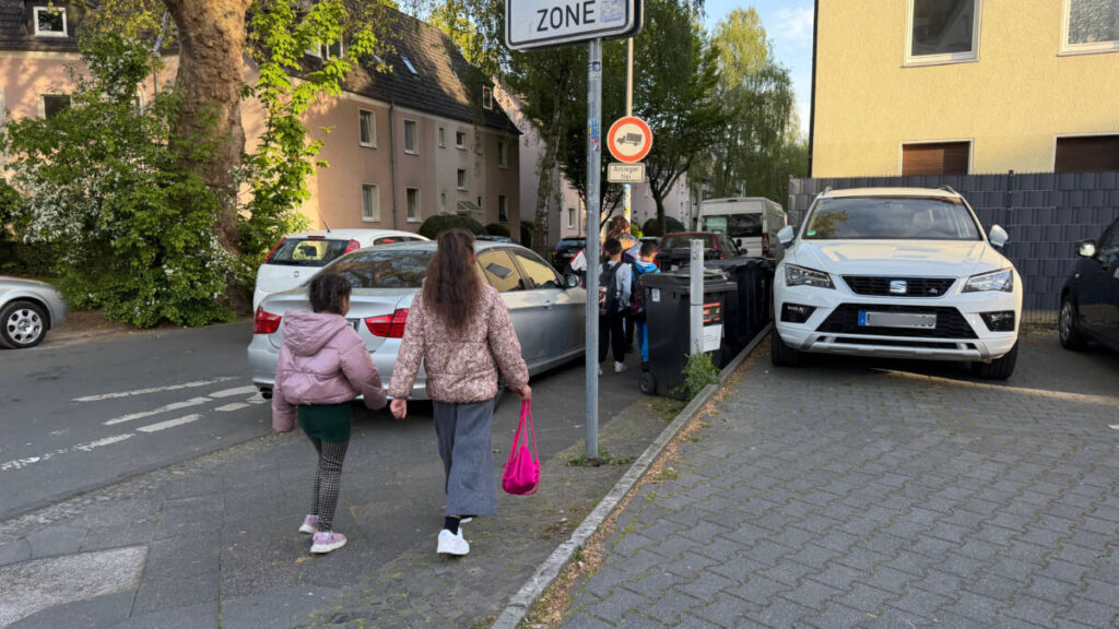 Nicht nur Kinder, auch Ältere und Radfahrende haben bei zugeparkten Wegen Probleme, sich sicher zu bewegen. Foto: ADFC