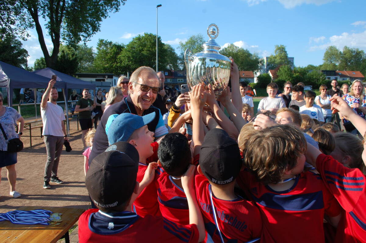Fußballreporter-Legende Günther Pohl, selbst Gerther, moderiert den Kinderfußballwerbetag. Foto: privat