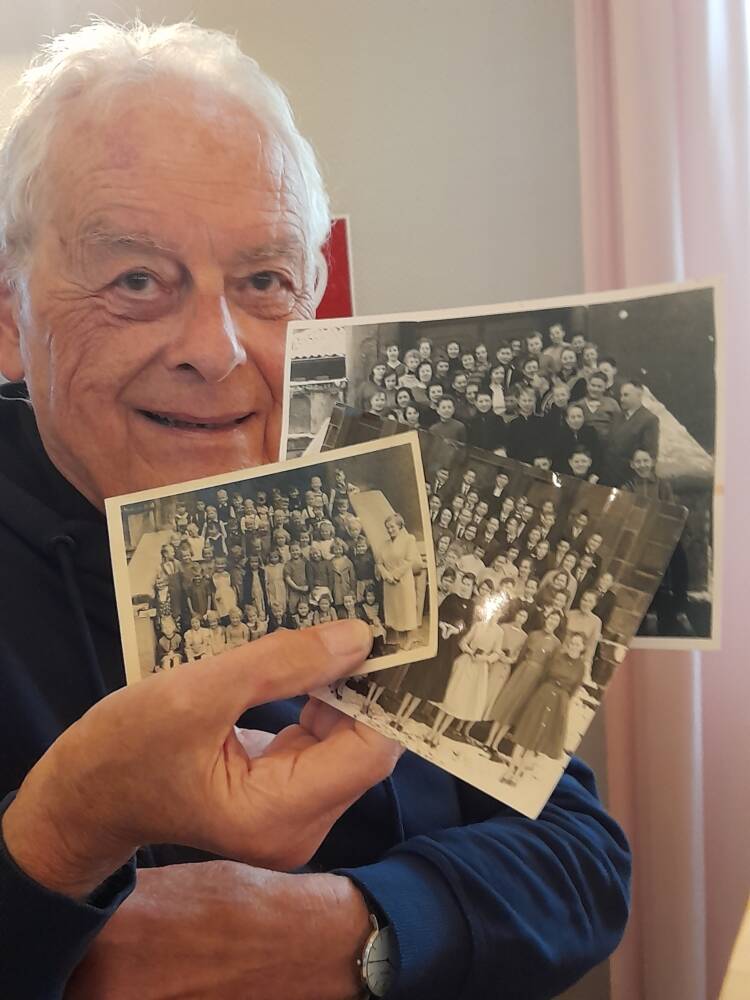 Walter Fischer mit einer Auswahl der historischen Fotos. Am 1. April 1950 wurden er und seine Freunde eingeschult.